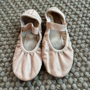 Capezio Lily Ballet slippers - size 11 WW girls (fits like a 10) Lily style 212C